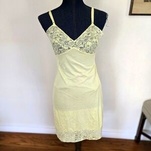 Vassarate Vintage Nylon Lace Trim Yellow Slip Size S